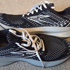Well Worn Brooks Levitate 5 Size 9.5  *Spring Clearance*